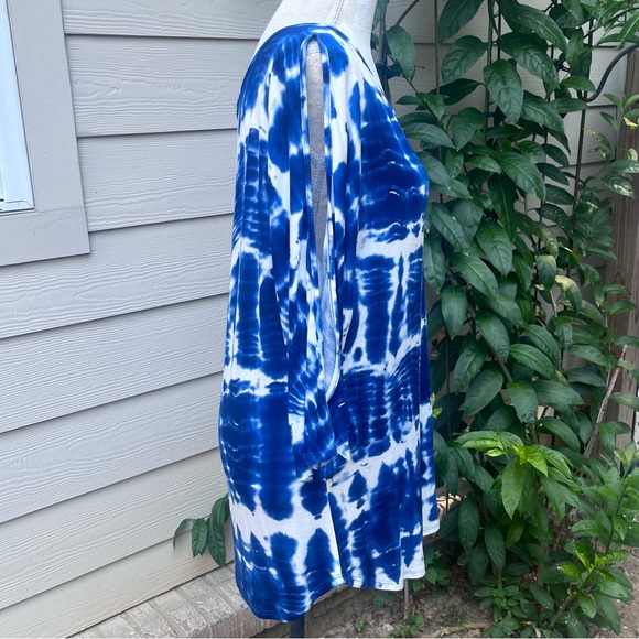 Everette Bleu Tie-Dye Top for Ladies with Peek-a-Boo Sleeves; Size Large - Picture 5 of 8